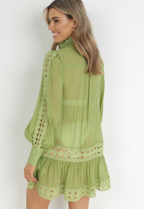 Born2be - Zielona Pudełkowa Tunika z Koronką i Długim Rękawem Ahrar. Typ kołnierza: kołnierzyk stójkowy. Kolor: zielony. Materiał: koronka. Długość rękawa: długi rękaw. Długość: długie. Wzór: koronka