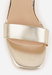 Renee - Złote Sandały VICES na Słupkowym Obcasie ze Skórzaną Wkładką Azimera. Okazja: na co dzień, na imprezę. Kolor: złoty. Materiał: skóra. Sezon: lato. Obcas: na obcasie. Styl: casual. Wysokość obcasa: średni #4