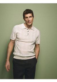 Reserved - Koszulka polo z lnem - beżowy. Typ kołnierza: polo. Kolor: beżowy. Materiał: len #1