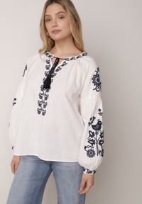 Born2be - Biała Bawełniana Bluzka Boho z Ozdobnym Haftem i Sznurkiem z Frędzlami Lamegenia. Okazja: na co dzień. Kolor: biały. Materiał: bawełna. Długość: długie. Wzór: haft. Styl: boho #1