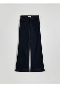 Reserved - Jeansy flare - granatowy. Kolor: niebieski. Materiał: jeans