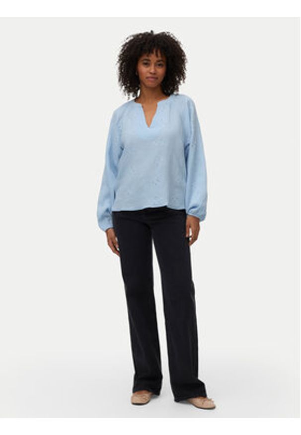 Vero Moda Bluzka Natali 10342739 Niebieski jasny Regular Fit. Kolor: niebieski. Materiał: bawełna