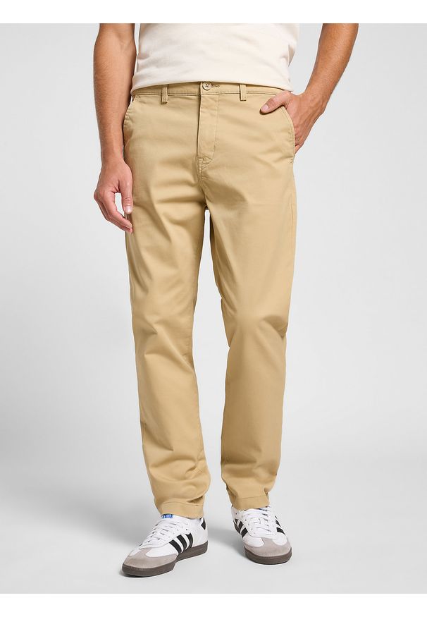 Lee - LEE MĘSKIE SPODNIE MATERIAŁOWE LEE SLIM CHINO SAND 112363970. Materiał: materiał