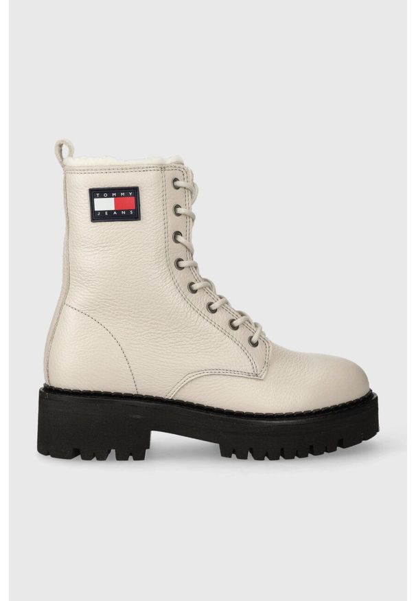 Tommy Jeans workery skórzane TJW URBAN BOOT TUMBLED LTR WL damskie kolor beżowy na płaskim obcasie ocieplone EN0EN02317. Nosek buta: okrągły. Zapięcie: sznurówki. Kolor: beżowy. Materiał: skóra. Obcas: na obcasie. Wysokość obcasa: niski