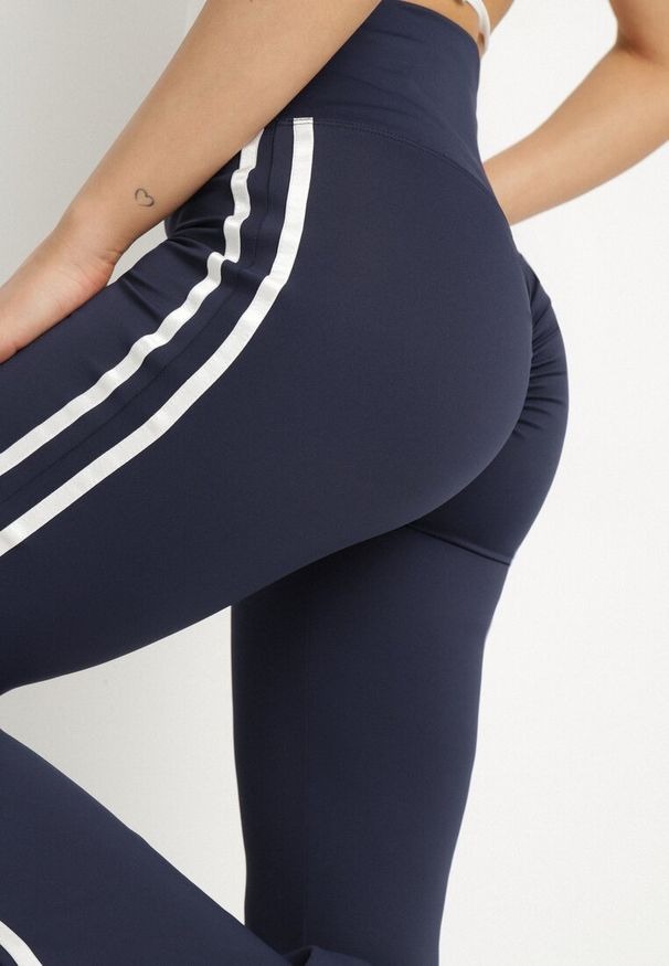 Born2be - Granatowe Marszczone Legginsy Dzwony z Wysokim Stanem i Lampasami Nakatia. Okazja: na co dzień. Stan: podwyższony. Kolor: niebieski. Styl: sportowy, elegancki, casual