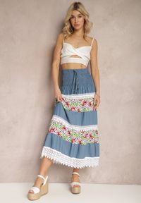Renee - Biało-Niebieska Jeansowa Bawełniana Spódnica High Waist z Gumką w Talii i Ozdobną Koronką Tesaquin. Stan: podwyższony. Kolor: biały. Materiał: bawełna, koronka, jeans. Wzór: koronka. Sezon: lato #5
