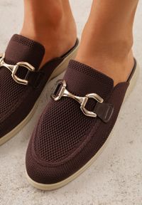 Renee - Brązowe Klapki Mule Ozdobione Klamrą Peromela. Okazja: na co dzień. Kolor: brązowy. Materiał: dzianina. Wzór: aplikacja. Styl: elegancki, casual #9