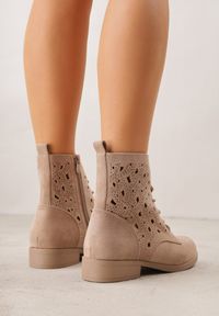 Renee - Ciemnobeżowe Ażurowe Botki ze Sznurowaną Cholewką Sephylia. Okazja: na co dzień. Kolor: beżowy. Materiał: zamsz. Szerokość cholewki: normalna. Wzór: ażurowy. Styl: casual, boho #8