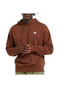 Bluza New Balance MT41508ROK - brązowa. Okazja: na co dzień. Kolor: brązowy. Materiał: bawełna, tkanina, poliester, dresówka. Wzór: aplikacja. Styl: klasyczny, casual