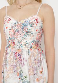 Born2be - Biała Sukienka Megeusa. Kolor: biały. Długość rękawa: na ramiączkach. Wzór: kwiaty, nadruk. Typ sukienki: dopasowane. Długość: maxi #2