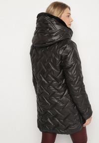 Born2be - Czarna Pikowana Kurtka z Kapturem i Futrzaną Wyściółką Navea. Okazja: na spotkanie biznesowe, do pracy, na co dzień. Typ kołnierza: kaptur. Kolekcja: plus size. Kolor: czarny. Materiał: futro. Wzór: ze splotem. Styl: casual, biznesowy #6