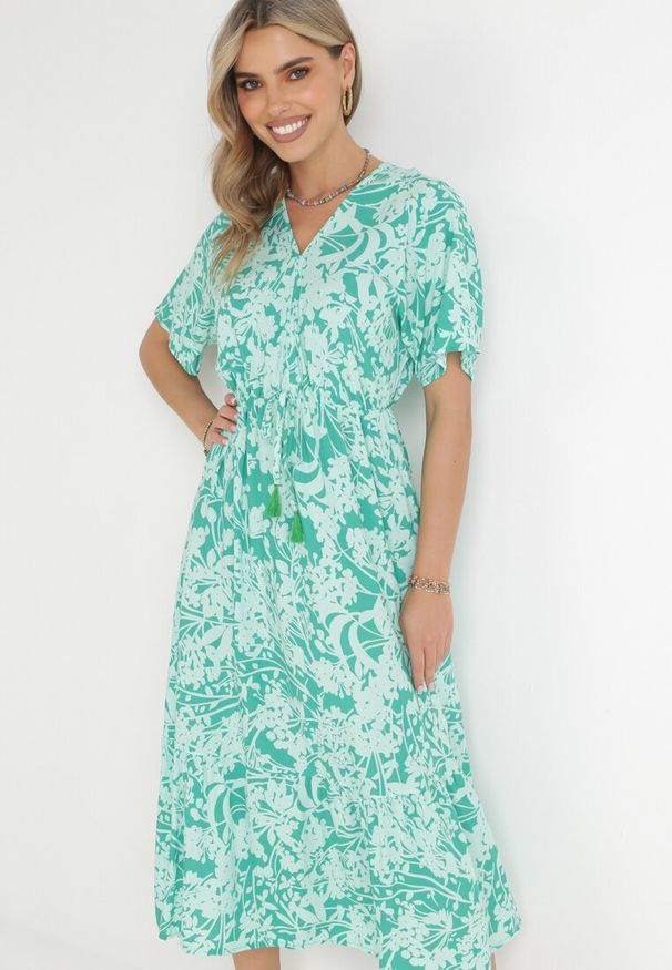 Born2be - Miętowa Sukienka Gertisa. Okazja: na co dzień. Typ kołnierza: dekolt w serek, kołnierz z falbankami. Kolor: miętowy. Materiał: wiskoza. Długość rękawa: krótki rękaw. Wzór: kwiaty. Styl: casual, elegancki