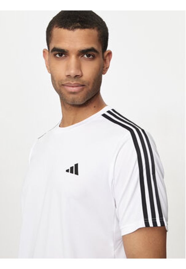 Adidas - adidas Koszulka techniczna Train Essentials 3-Stripes IB8151 Biały Regular Fit. Kolor: biały. Materiał: syntetyk