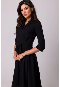 BeWear - Rozkloszowana sukienka kopertowa z wiązaniem w pasie czarna. Okazja: do pracy. Kolor: czarny. Typ sukienki: kopertowe. Styl: elegancki, wizytowy #4