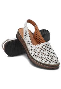 Białe Sandały Artiker Skórzane Buty Damskie. Okazja: na spacer. Nosek buta: otwarty. Zapięcie: rzepy. Kolor: biały. Materiał: skóra. Wzór: ażurowy, kwiaty. Sezon: lato. Styl: elegancki #7