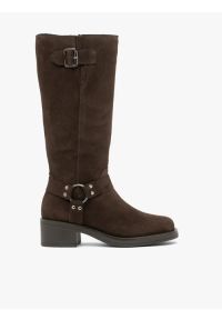 Ryłko - Ciemnobrązowe kozaki biker boots ocieplane kożuchem. Zapięcie: klamry. Kolor: brązowy. Szerokość cholewki: normalna. Wzór: aplikacja. Materiał: welur, skóra. Sezon: zima. Obcas: na obcasie. Styl: rockowy, street. Wysokość obcasa: średni #1