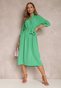 Renee - Zielona Sukienka Canopis. Typ kołnierza: dekolt kopertowy. Kolor: zielony. Materiał: materiał, tkanina. Typ sukienki: kopertowe. Styl: elegancki. Długość: midi