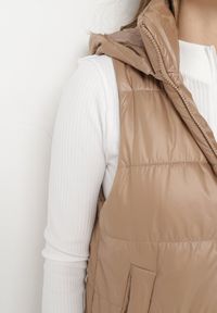 Born2be - Beżowa Kamizelka z Odpinanym Kapturem i Kieszeniami Pikowana Aggevia. Kolor: beżowy #3