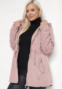 Born2be - Różowa Kurtka Parka z Kapturem i Kieszeniami Sinora. Okazja: na co dzień. Typ kołnierza: kaptur. Kolekcja: plus size. Kolor: różowy. Materiał: jeans. Styl: casual, elegancki