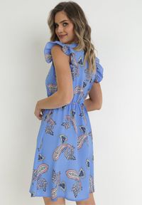 Born2be - Niebieska Rozkloszowana Sukienka z Wiskozy we Wzór Paisley Marinetta. Typ kołnierza: kołnierz z falbankami. Kolor: niebieski. Materiał: wiskoza. Długość rękawa: bez rękawów. Wzór: paisley #2