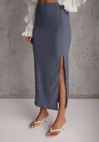 Renee - Niebieska Teksturowana Spódnica Ołówkowa z Rozcięciem z Boku Piremilia. Okazja: na spacer, na co dzień. Kolor: niebieski. Materiał: tkanina. Styl: elegancki, casual #6