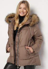 Born2be - Brązowa Kurtka z Pikowanymi Przeszyciami i Kapturem z Futerkiem Anavite. Okazja: na co dzień, na spacer. Kolekcja: plus size. Kolor: brązowy. Materiał: futro. Styl: casual