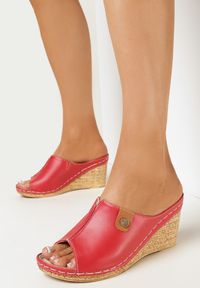 Born2be - Czerwone Klapki Nalara. Nosek buta: okrągły. Kolor: czerwony. Materiał: guma, skóra. Wzór: aplikacja. Obcas: na koturnie. Styl: klasyczny #3