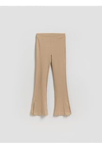 Reserved - Prążkowane legginsy flared - beżowy. Kolor: beżowy. Materiał: prążkowany