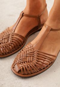 Renee - Brązowe Sandały VICES z Przeplatanymi Paskami i Zakrytym Noskiem Usinlisa. Okazja: na co dzień. Zapięcie: pasek. Kolor: brązowy. Wzór: paski. Styl: boho, casual, elegancki #6
