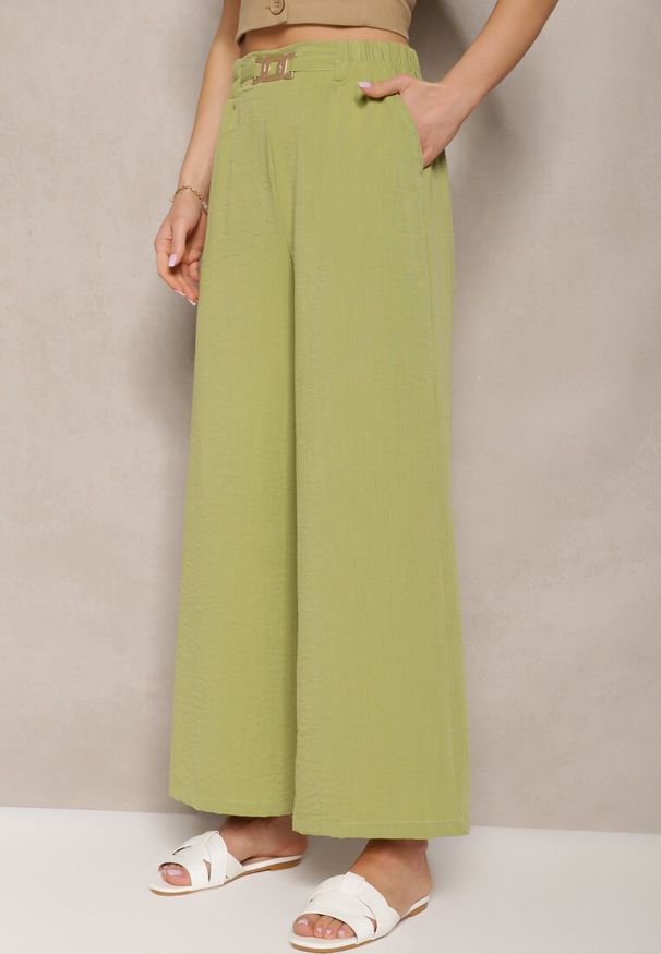 Renee - Jasnozielone Spodnie z Szerokimi Nogawkami w Stylu Palazzo High Waist z Gumką w Pasie z Ozdobnym Elementem Ellsiana. Okazja: na co dzień. Stan: podwyższony. Kolor: zielony. Materiał: bawełna. Styl: elegancki, casual