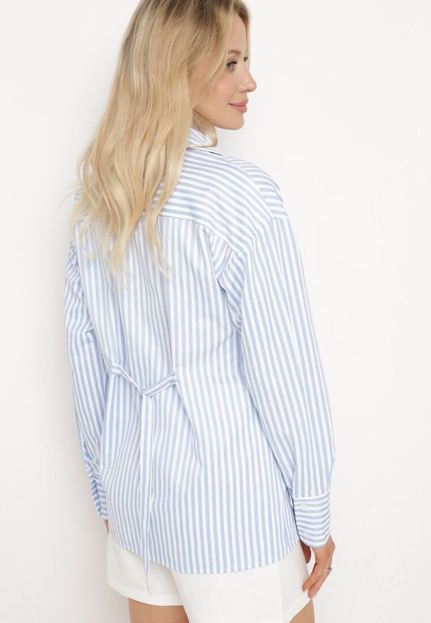 Born2be - Niebieska Koszula z Długim Rękawem Zapinana na Guziki z Materiałowym Paskiem z Tyłu Ozira. Okazja: do pracy, na spotkanie biznesowe. Typ kołnierza: dekolt w kształcie V, kołnierzyk klasyczny. Kolor: niebieski. Materiał: materiał. Długość rękawa: długi rękaw. Długość: długie. Styl: elegancki, biznesowy, klasyczny