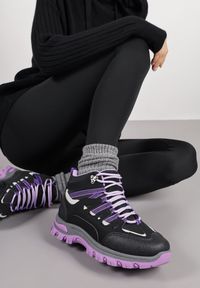 Renee - Czarno-Fioletowe Buty Trekkingowe Traperki Vices ze Sznurowaną Cholewką Afellie. Kolor: czarny. Szerokość cholewki: normalna