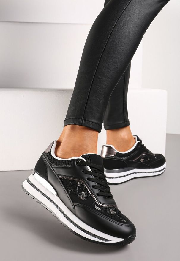 Renee - Czarne Eleganckie Sneakersy z Brokatem i Metalicznymi Naszywkami Desmerana. Kolor: czarny. Wzór: aplikacja