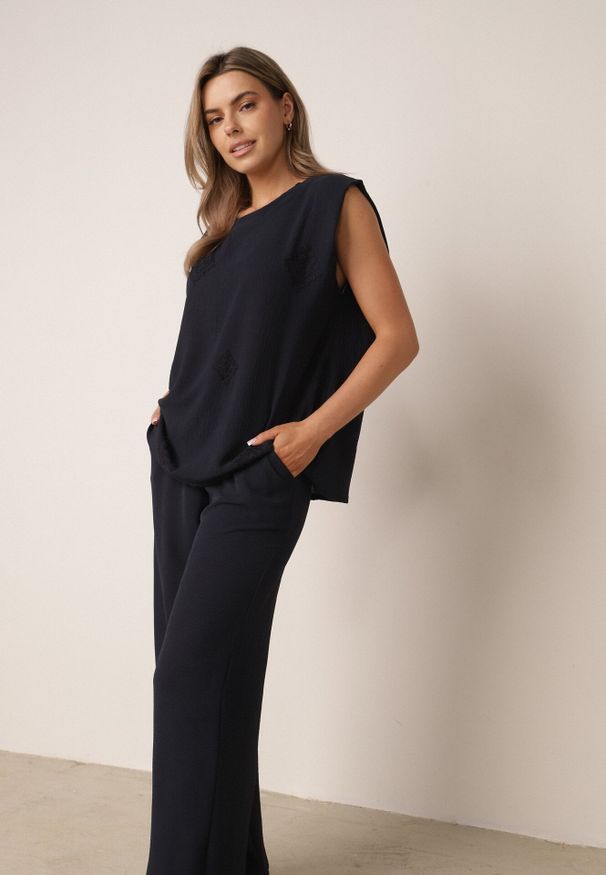 Born2be - Granatowy Letni Komplet Bogaty w Wiskozę Bluzka Oversize z Haftem i Spodnie Abis. Kolor: niebieski. Materiał: wiskoza. Wzór: haft