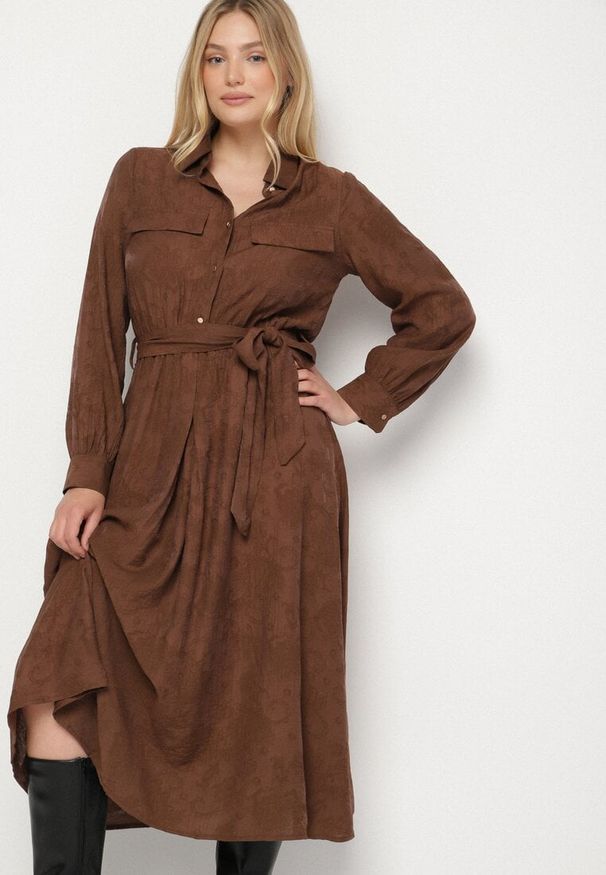 Born2be - Brązowa Rozkloszowana Sukienka Koszulowa z Wiskozy z Wiązanym Paskiem Isodira. Okazja: na co dzień. Kolor: brązowy. Materiał: wiskoza. Długość rękawa: długi rękaw. Wzór: haft. Typ sukienki: koszulowe. Styl: klasyczny, casual