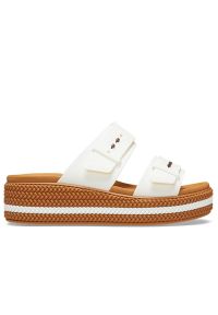 Klapki Crocs Brooklyn Woven Buckle Low Wedge 209978-0WV - białe. Kolor: biały. Materiał: materiał. Wzór: paski. Sezon: lato. Obcas: na platformie. Styl: klasyczny