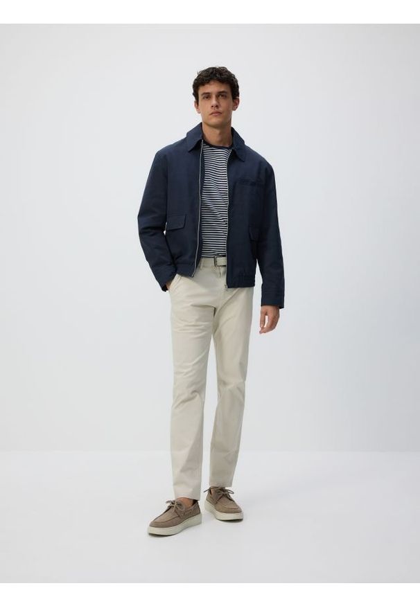 Reserved - Spodnie chino slim z paskiem - beżowy. Kolor: beżowy. Materiał: tkanina, bawełna