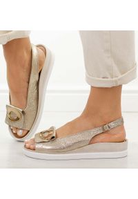 DEONI - C. Złote skórzane Polskie sandały damskie na platformie Deoni L100. Kolor: złoty. Materiał: skóra. Wzór: aplikacja. Sezon: lato. Obcas: na platformie. Styl: elegancki, klasyczny #1