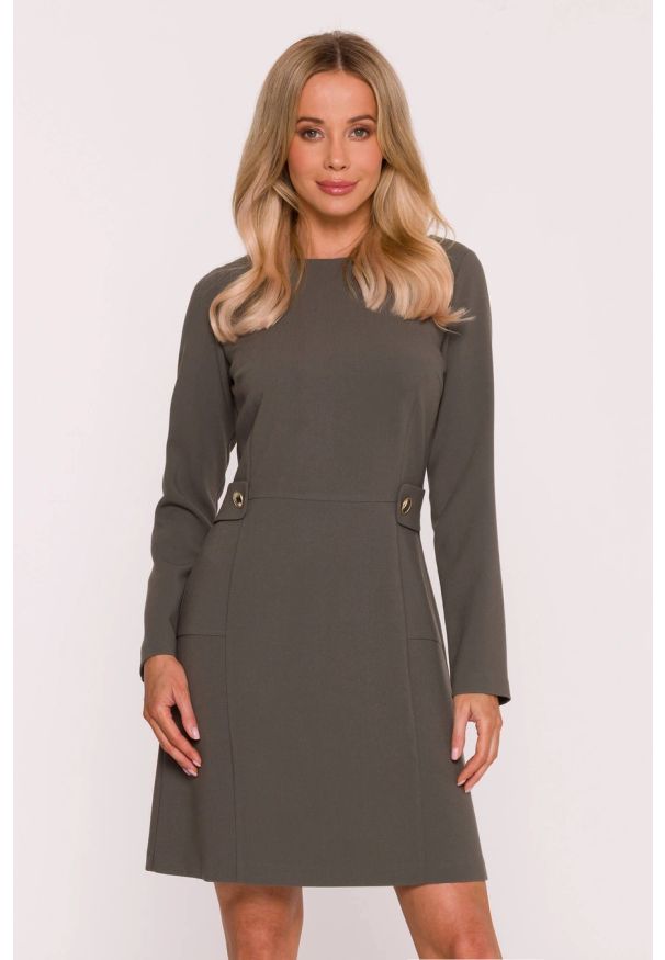 MOE - Elegancka sukienka trapezowa z patkami w talii khaki. Okazja: na imprezę, na co dzień. Typ kołnierza: typu klepsydra. Kolor: czerwony, beżowy, brązowy. Wzór: gładki, aplikacja. Typ sukienki: trapezowe. Materiał: tkanina, poliester, wiskoza. Długość rękawa: długi rękaw. Styl: elegancki. Długość: mini