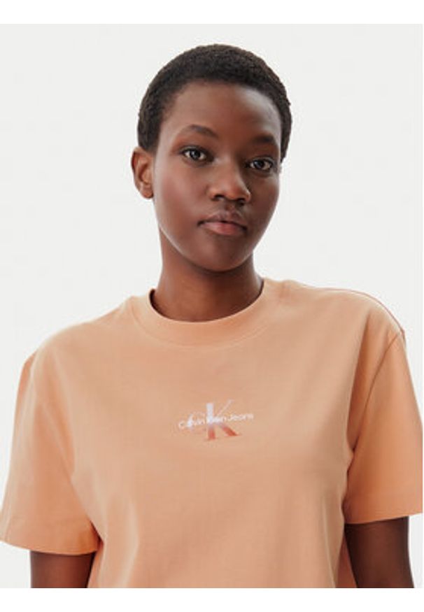 Calvin Klein Jeans Sukienka codzienna Gradient Monologo J20J225273 Koralowy Relaxed Fit. Okazja: na co dzień. Kolor: pomarańczowy. Materiał: bawełna. Wzór: gradientowy. Typ sukienki: proste. Styl: casual