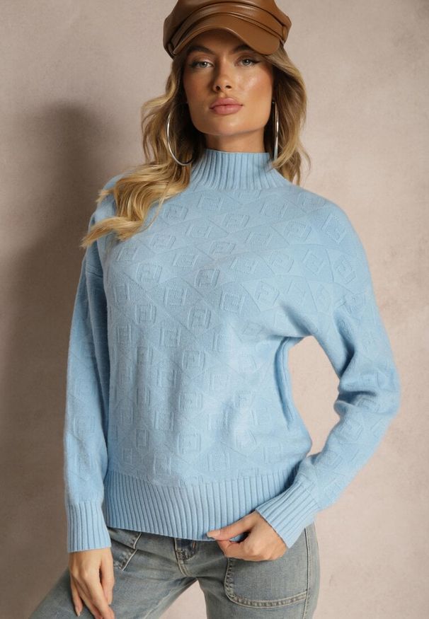 Renee - Niebieski Golf Sweter z Tłoczeniem i Ściągaczami Melovira. Okazja: na co dzień, na spotkanie biznesowe. Typ kołnierza: golf. Kolor: niebieski. Materiał: jeans. Wzór: aplikacja. Styl: biznesowy, klasyczny, casual, elegancki