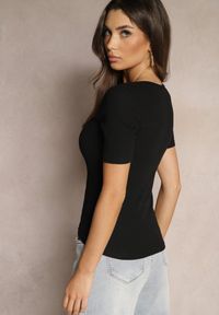 Renee - Czarny Bawełniany T-shirt Prążkowany z Guzikami Florvivi. Okazja: na co dzień. Kolor: czarny. Materiał: bawełna, prążkowany. Styl: elegancki, casual