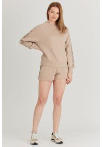 Guess - GUESS Beżowe szorty damskie z lampasami w logo, Rozmiar S. Kolor: beżowy. Materiał: bawełna. Wzór: aplikacja #3