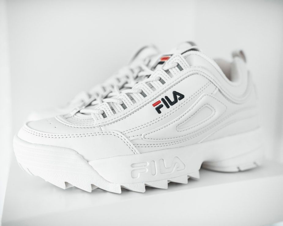 Białe sneakersy damskie – 7 propozycji, które królują w kobiecych stylizacjach