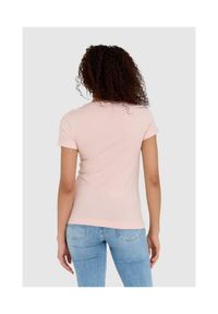 Guess - GUESS Różowy t-shirt damski slim fit z małym logo. Kolor: różowy. Materiał: bawełna #4