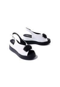 Filippo - FILIPPO DS6076/25 WH biały, sandały damskie. Kolor: biały. Materiał: skóra. Wzór: aplikacja. Obcas: na koturnie