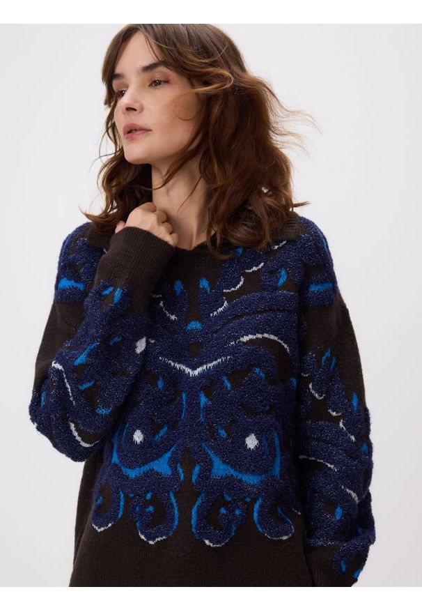 Reserved - Wzorzysty sweter z kołnierzykiem - wielobarwny. Materiał: dzianina