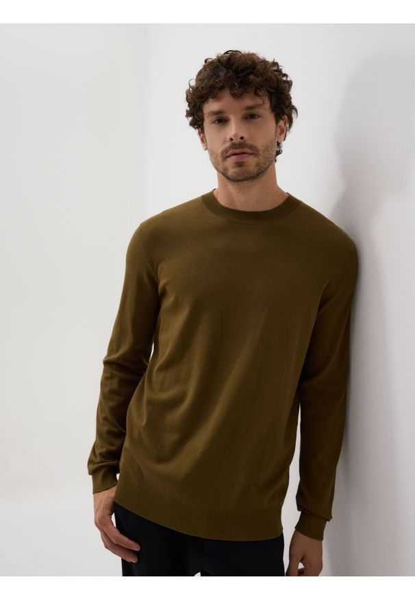 Reserved - Wiskozowy sweter - oliwkowy. Kolor: oliwkowy. Materiał: wiskoza