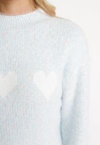 Born2be - Jasnoniebieski Puchaty Sweter w Serca Biostia. Kolor: niebieski. Materiał: dzianina. Wzór: aplikacja #3