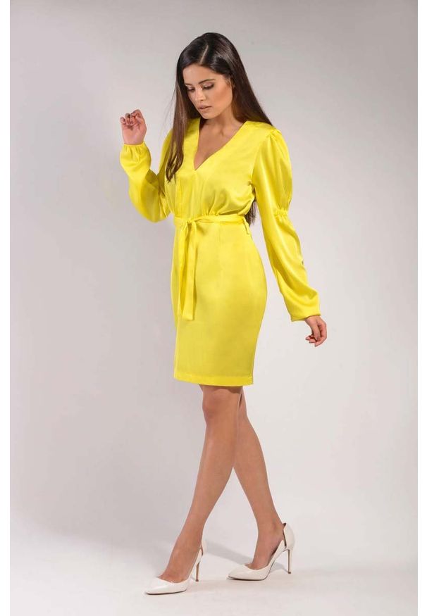 Nommo - Żółta Dopasowana Połyskująca Sukienka z Dekoltem V. Kolor: żółty. Materiał: poliester, elastan, wiskoza